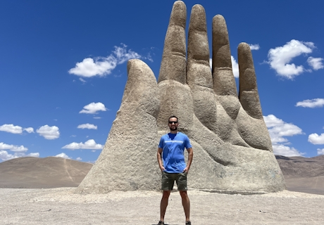 Pasajero Denomades frente a la mano del desierto en Antofagasta