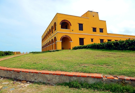 Puerto Velero y Castillo de Salgar