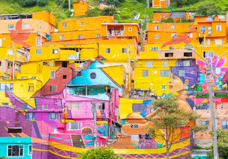 Barrio con graffiti en Bogotá