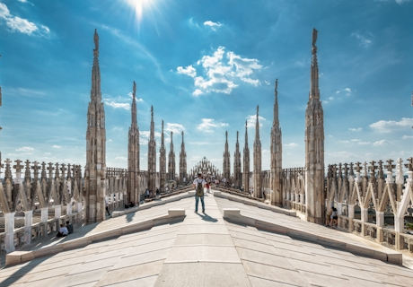 Persona en el techo de la Catedral de Milán