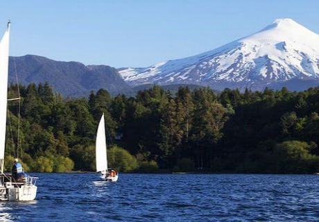 Dos veleros en el lago Villarica con vista al Volcán.