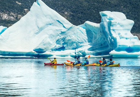 Grupo de kayak en lago Grey