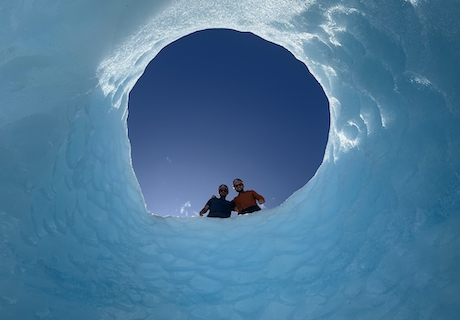 Dos hombres en caminata en hielo en glaciar Exploradores