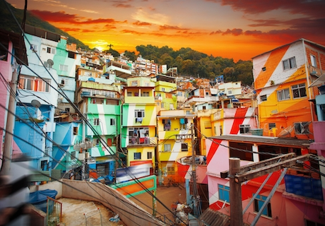 favela colorida en brasil