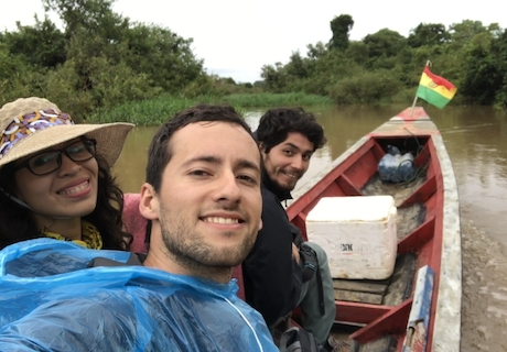 Turistas en tour Pampas del Yacuma en el río