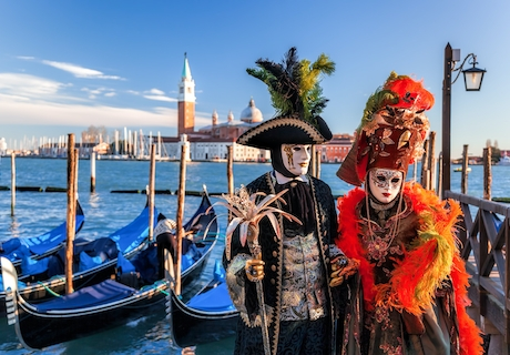 Personas disfrazadas con máscaras del Carnaval de Venecia