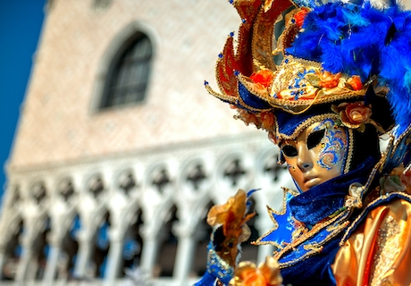 Persona con máscara de carnaval
