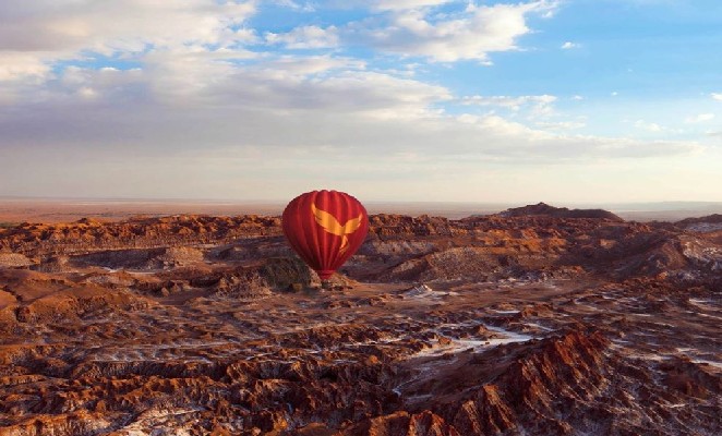 Balão sobrevoando o Vale da Lua no Atacama