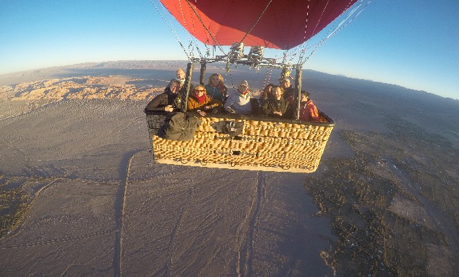 Viajantes tiram uma foto enquanto voam em um balão de ar quente no Atacama