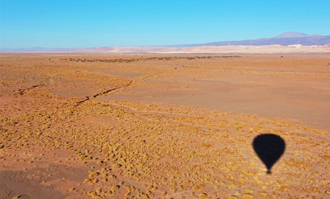 Reflexão sobre o deserto ao voar em um balão de ar quente no Atacama