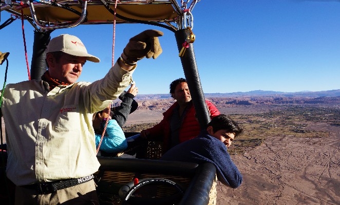 Viajantes no ar ao voar em um balão de ar quente em Atacama