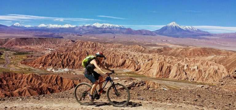 Viajero en su bicicleta recorriendo Atacama