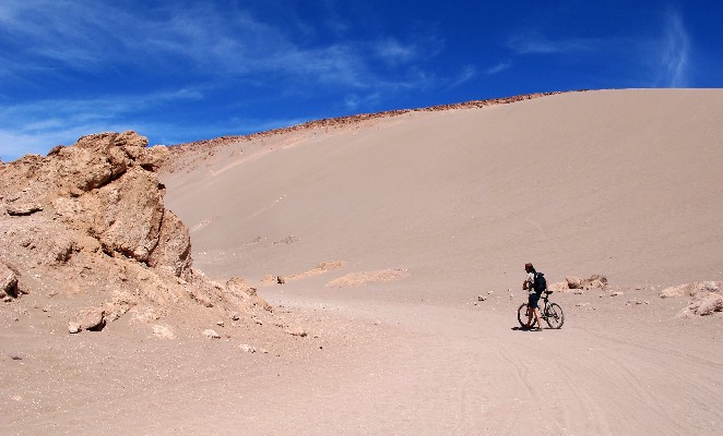 Viajante em sua bicicleta viaja pelo deserto do Atacama