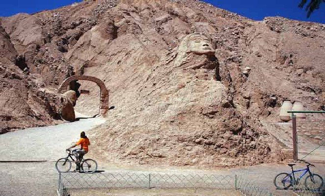 Viajante e sua bicicleta viajam pelo vale do Atacama