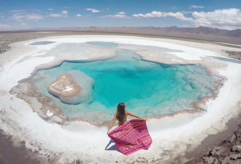 Viajera y laguna turquesa enmedio del desierto en Chile