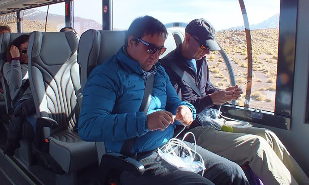 Passageiros usam máscaras de oxigênio em passeio no Atacama