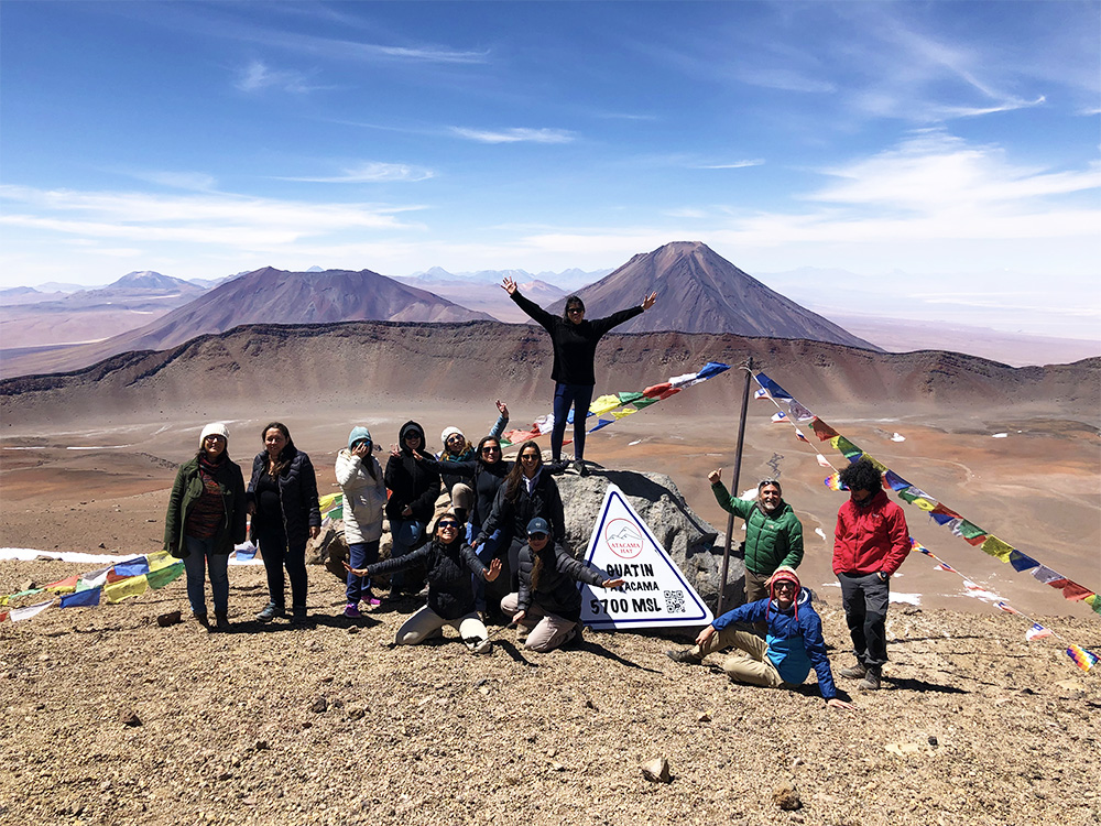Turistas em frente aos vulcões do Atacama